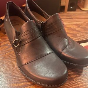 Earth Origins Black healed slip on pump SZ 8.5M